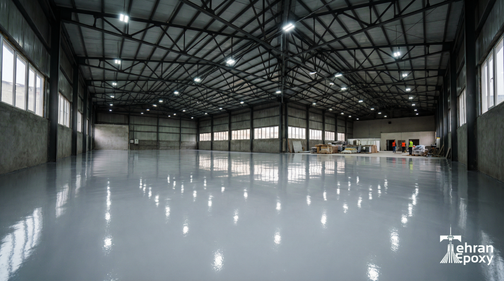 اجرای نهایی کفپوش اپوکسی صنعتی یکپارچه و براق در سوله انبار تهران