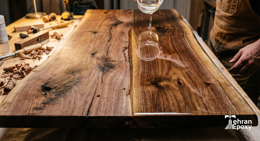 اجرای لاک پلی اورتان شفاف روی میز رزین اپوکسی جهت محافظت در برابر خش و زردگرایی
